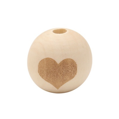 Esfera de madeira com coração gravado e furo no topo