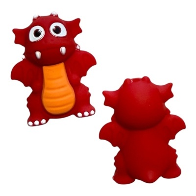 Brinquedo dragão vermelho de borracha visto de frente e costas