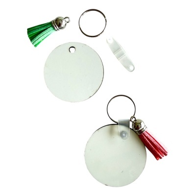 Acessórios para porta-chaves com pompons verde e vermelho e placas redondas brancas