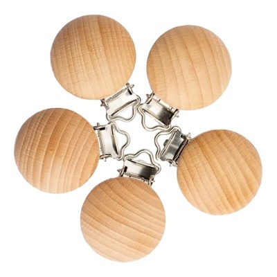 Clipes redondos de madeira clara com grampos metálicos