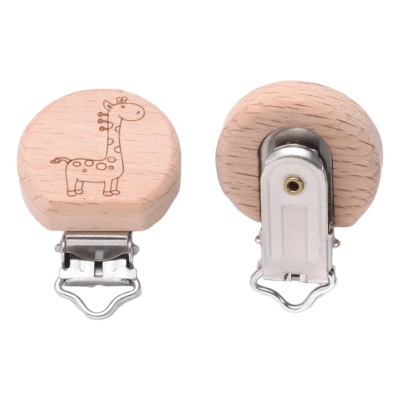 Clips redondos de madeira com desenho de girafa e fecho metálico