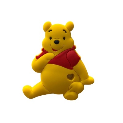 Figura do Ursinho Pooh sentado, amarelo e vermelho