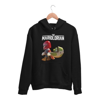 Sweatshirt preta com estampa THE MARIORIAN de personagem com capacete vermelho e boneco verde
