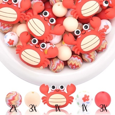 Peças de brinquedo em forma de caranguejo e bolas coloridas em prato branco