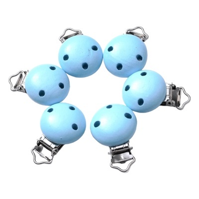 Seis clipes redondos azuis em madeira com base metálica prateada.