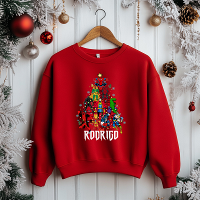 Sweatshirt vermelha com estampa de árvore de Natal de super-heróis e texto 'RODRIGO'