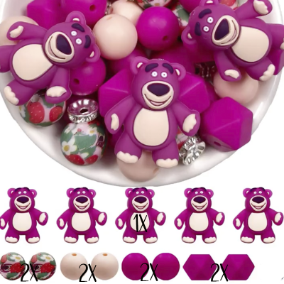 Conjunto de contas para bijuteria com ursinhos cor-de-rosa e contas coloridas num prato branco