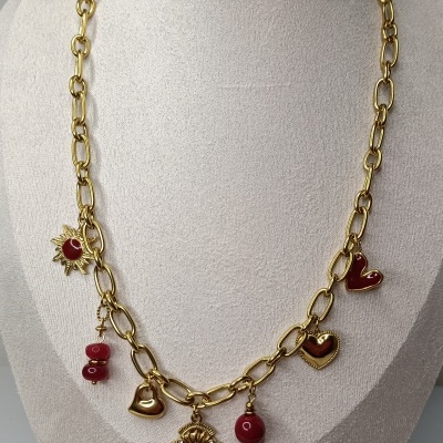 Colar dourado com pendentes de corações e contas vermelhas
