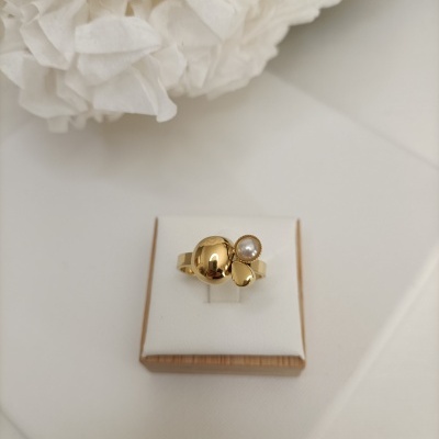 Anel dourado com pérola e decorativos em caixa branca