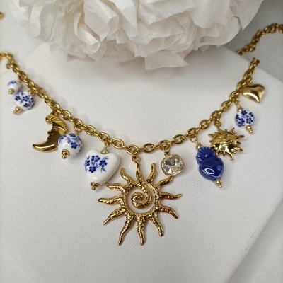 Colar dourado com pendentes coloridos em fundo branco