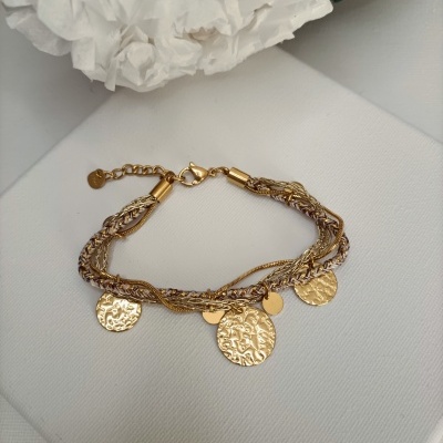 Pulseira dourada com pendentes redondos e correntes entrelaçadas em fundo branco.