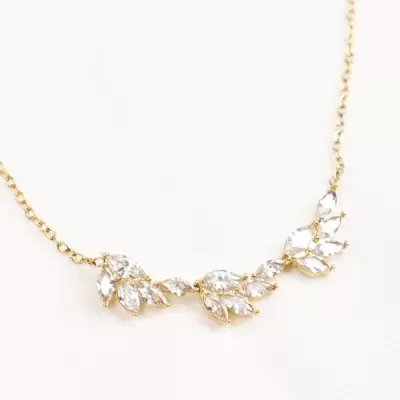 Colar dourado com pedras transparentes em forma de folhas