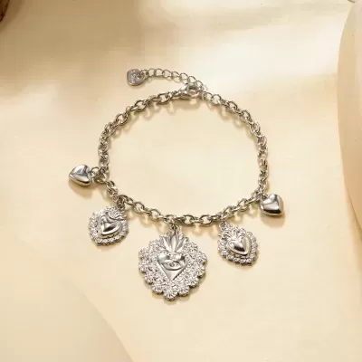 Pulseira metálica prateada com pendentes em forma de coração