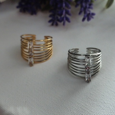 Dois anéis ajustáveis dourado e prateado com pedra cristalina no centro
