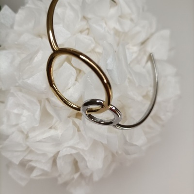 Brincos modernos de metal dourado e prata com argolas entrelaçadas