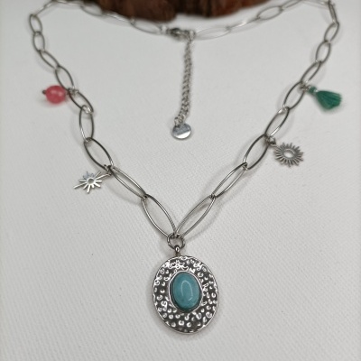Colar em metal prateado com pendente oval azul e pequenos pendentes decorativos