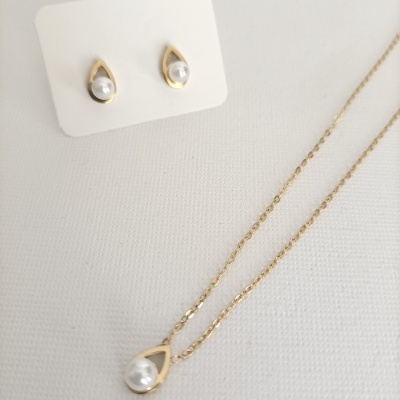 Conjunto de bijuteria dourada com pérolas em forma de gota