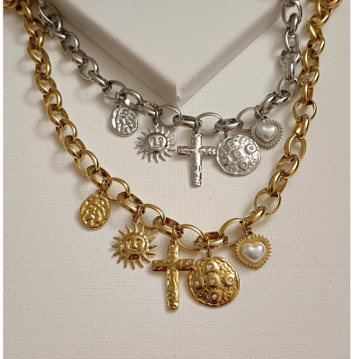 Duas pulseiras de metal com pingentes diversos em fundo branco