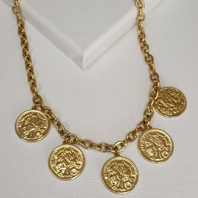 Colar dourado com pendentes de moedas em relevo