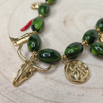 Colar com contas verdes e pendentes dourados em madeira clara