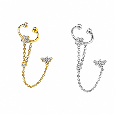Brincos de argola dourado e prateado com corrente e pendente de abelha com pedras