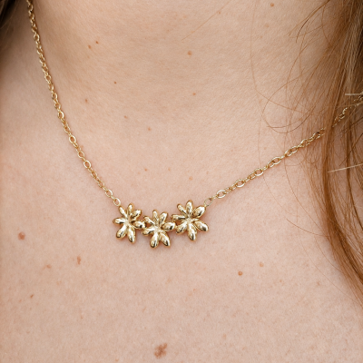 Colar dourado com três flores em relevo em corrente fina