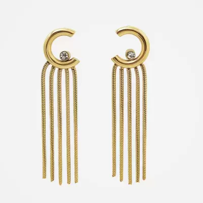 Brincos dourados com correntes pendentes e pedras transparentes