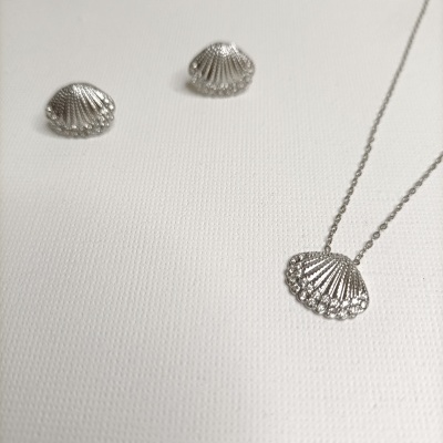 Conjunto de colar e brincos em forma de concha prateada com brilhos