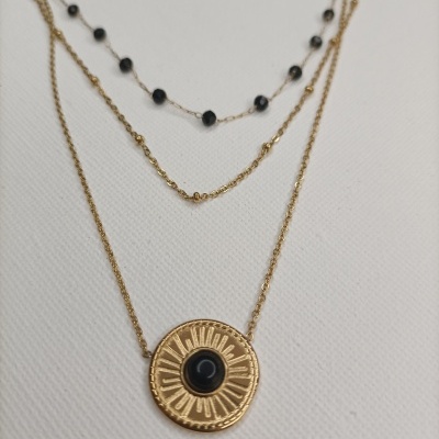 Colar feminino dourado com contas pretas e pendente redondo com círculo preto