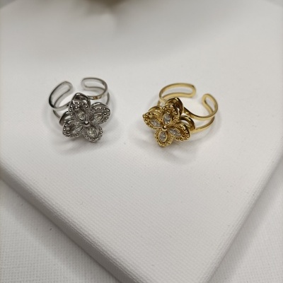Anéis florais em metal prateado e dourado com pedras transparentes