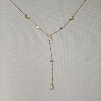 Colar dourado com luas e estrelas em fundo branco