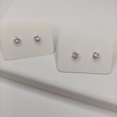 Dois pares de brincos de solitário com pedras brilhantes sobre cartões brancos.