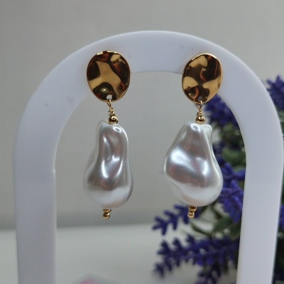 Brincos pendentes dourados com pérolas grandes e irregulares