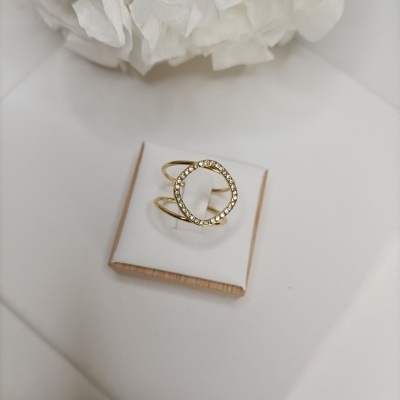 Anel dourado com pedras brilhantes em almofada branca