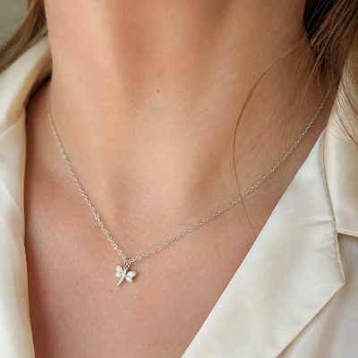 Colar de prata com pendente de libélula em pescoço feminino