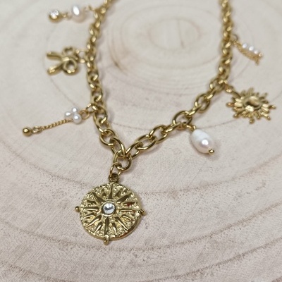 Colar dourado com medalhão e pérolas em base de madeira