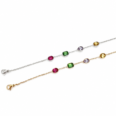 Duas pulseiras finas com pedras coloridas sob fundo branco