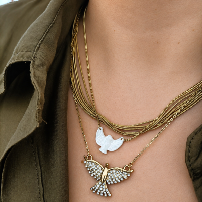 Colar duplo feminino com pendentes de pássaros em madrepérola e dourado com pedras