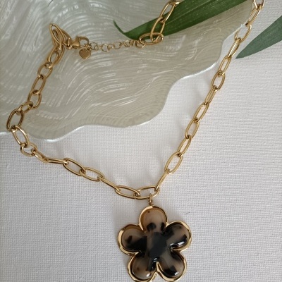 Colar dourado com pendente de flor marmoreada em tecido branco