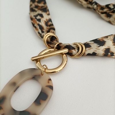 Colar com tecido animal print e pendente de resina