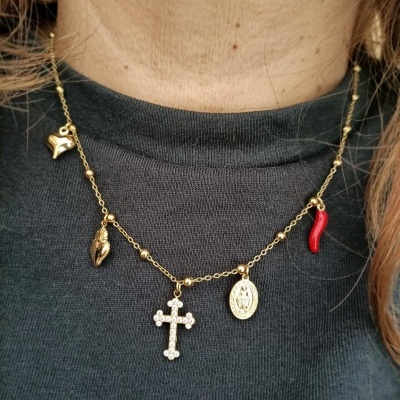 Colar dourado com pendentes religiosos e decorativos