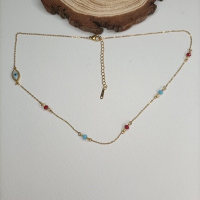 Colar dourado fino com detalhes azuis e vermelhos e pendente oval com olho azul