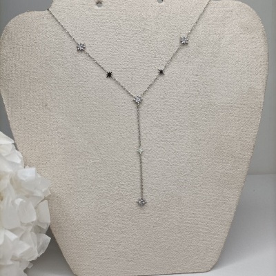 Colar prateado com pingentes em forma de estrela