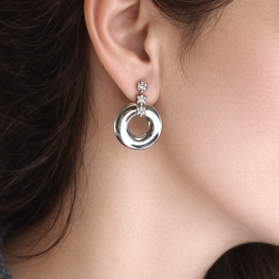 Brinco pendente circular prateado com pedras brilhantes