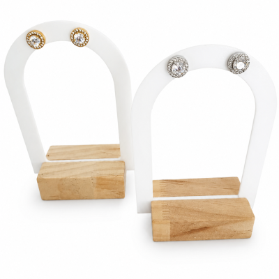 Dois pares de brincos em suportes de acrílico branco e base de madeira.