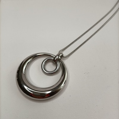 Colar prateado com pingente de dois anéis circulares