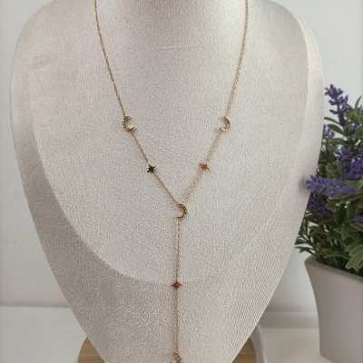 Colar dourado com estrelas e luas em suporte tecido creme