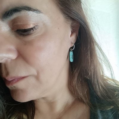 Brincos com pendente de pedra turquesa azul esverdeada em formato oval longo