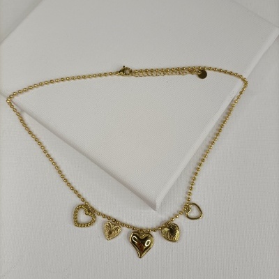 colar dourado com cinco corações pendurados sobre fundo branco