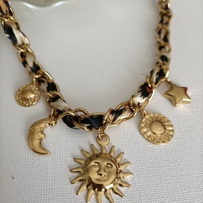 Colar dourado com pendentes de sol, lua, estrela e discos decorativos